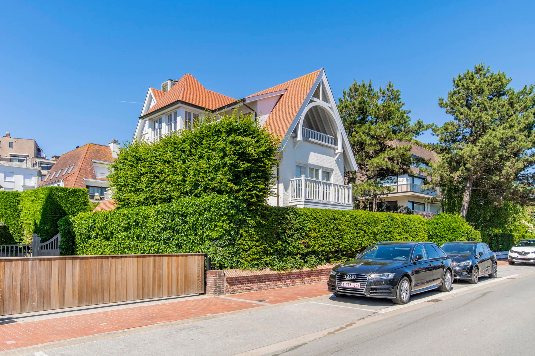 Volledig gerenoveerde penthouse in villa-residentie foto 2