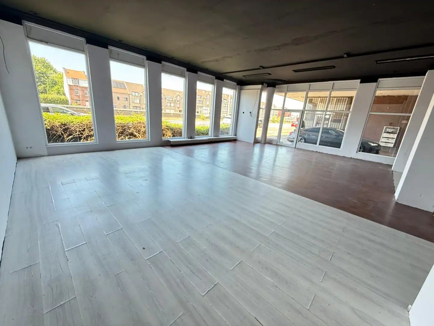 Gelijkvloerse winkelruimte van +/- 136 m² op uitermate centrale ligging in de onmiddellijke nabijheid van grote verbindingswegen. Algemene onkosten : € 100/mnd.
Beschikbaarheid overeen te komen. foto 4