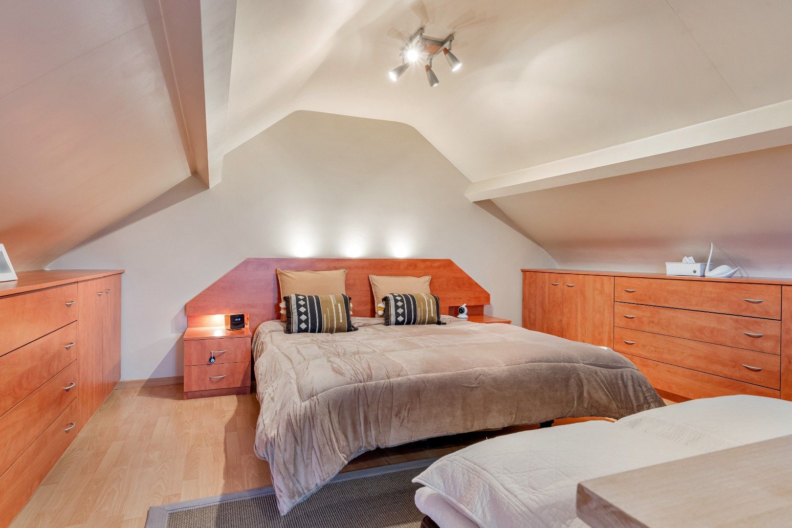 Luxueus vernieuwde 3-gevel woning op toplocatie. foto 16