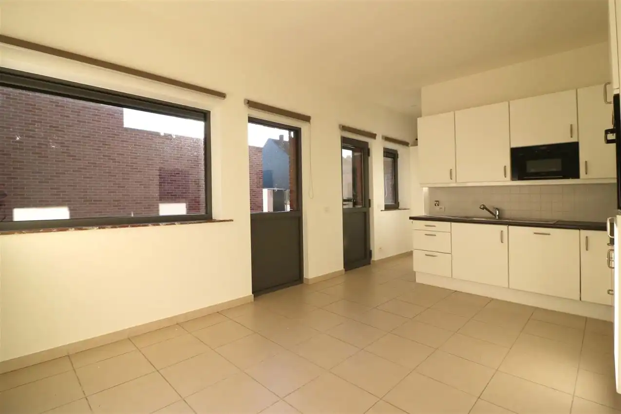 Ruime woning met drie slaapkamers en gezellige koer foto 8
