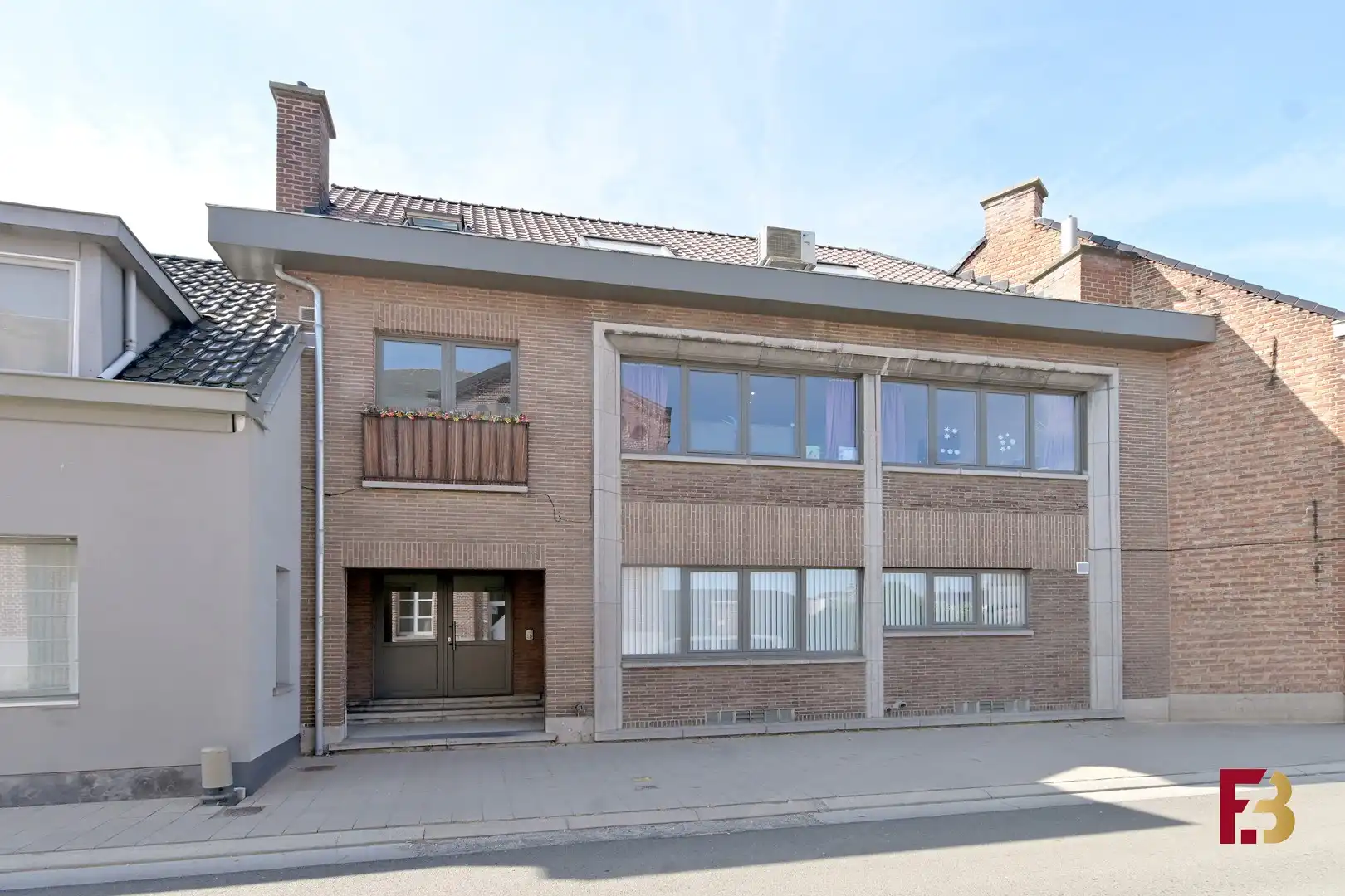Lichtrijk 2-slaapkamerappartement in een kleinschalige residentie te Bavegem foto {{pictureIndex}}
