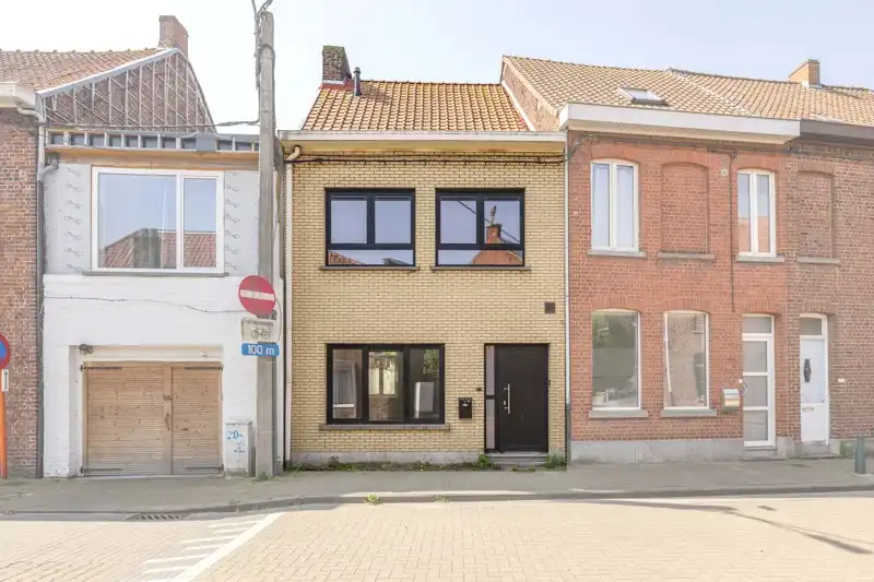 🏡 Volledig gerenoveerde rijwoning met 3 slaapkamers, 2 badkamers & gezellige binnenkoer in Wevelgem foto {{pictureIndex}}