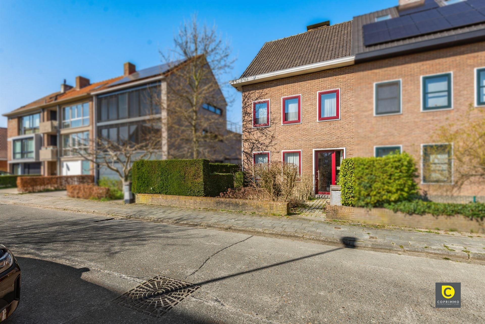 Hoofdfoto van de publicatie: Ruime woning met 5 slpks, bureau en tuin!