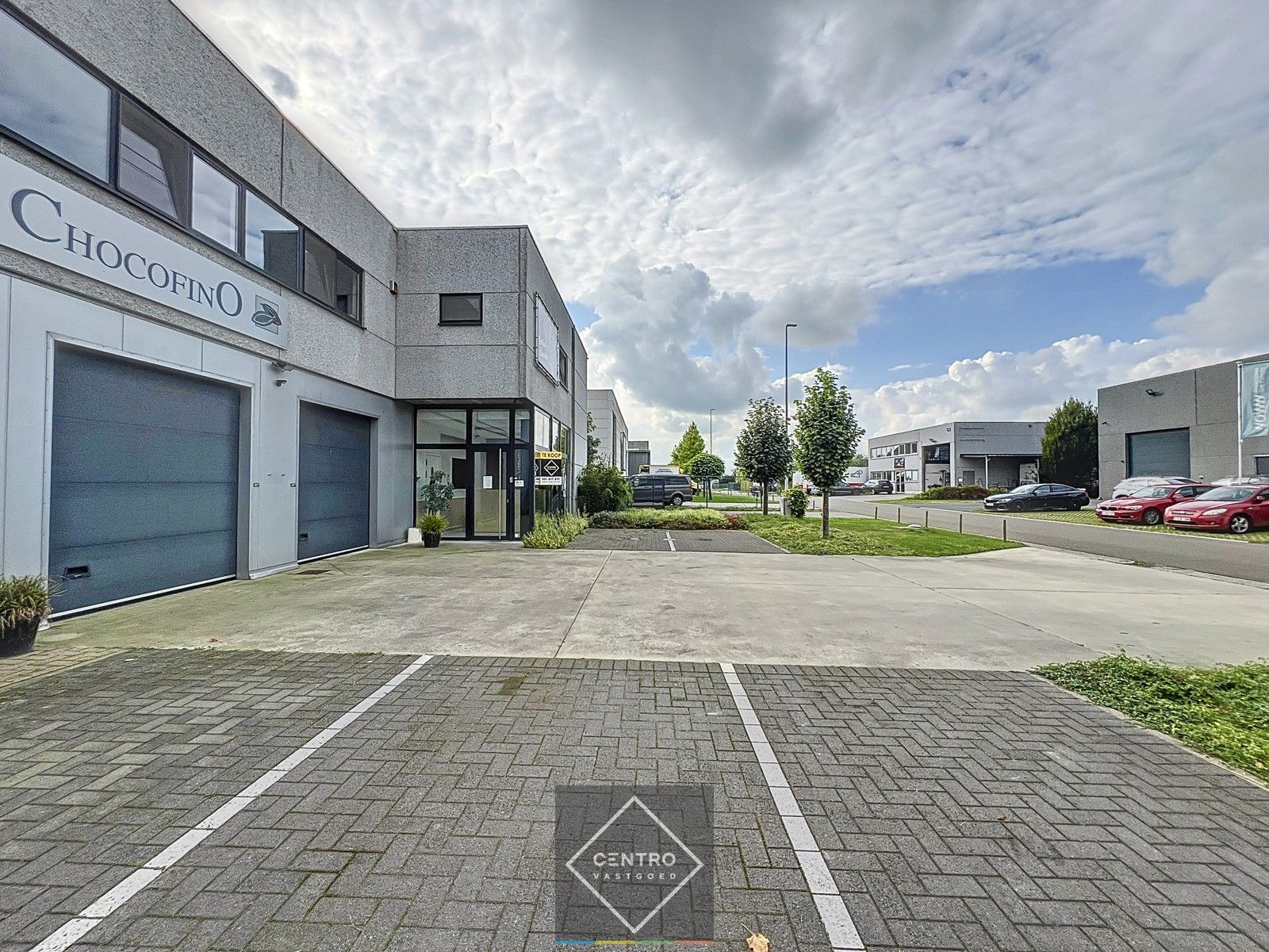 Instapklaar BEDRIJFSPAND (550 m²) met ruim LOFT-APPARTEMENT (4 slpk). Op ambachtelijke zone te Ledegem. Ideaal voor voeding (huidige uitbating: verwerking van chocolade)! foto 3