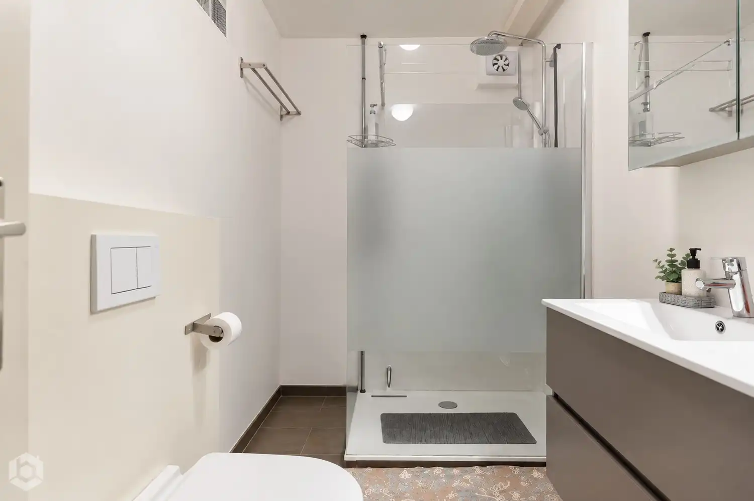 Appartementsgebouw met 4 app., 2 handelsglv., 5 garages én tuin foto 16