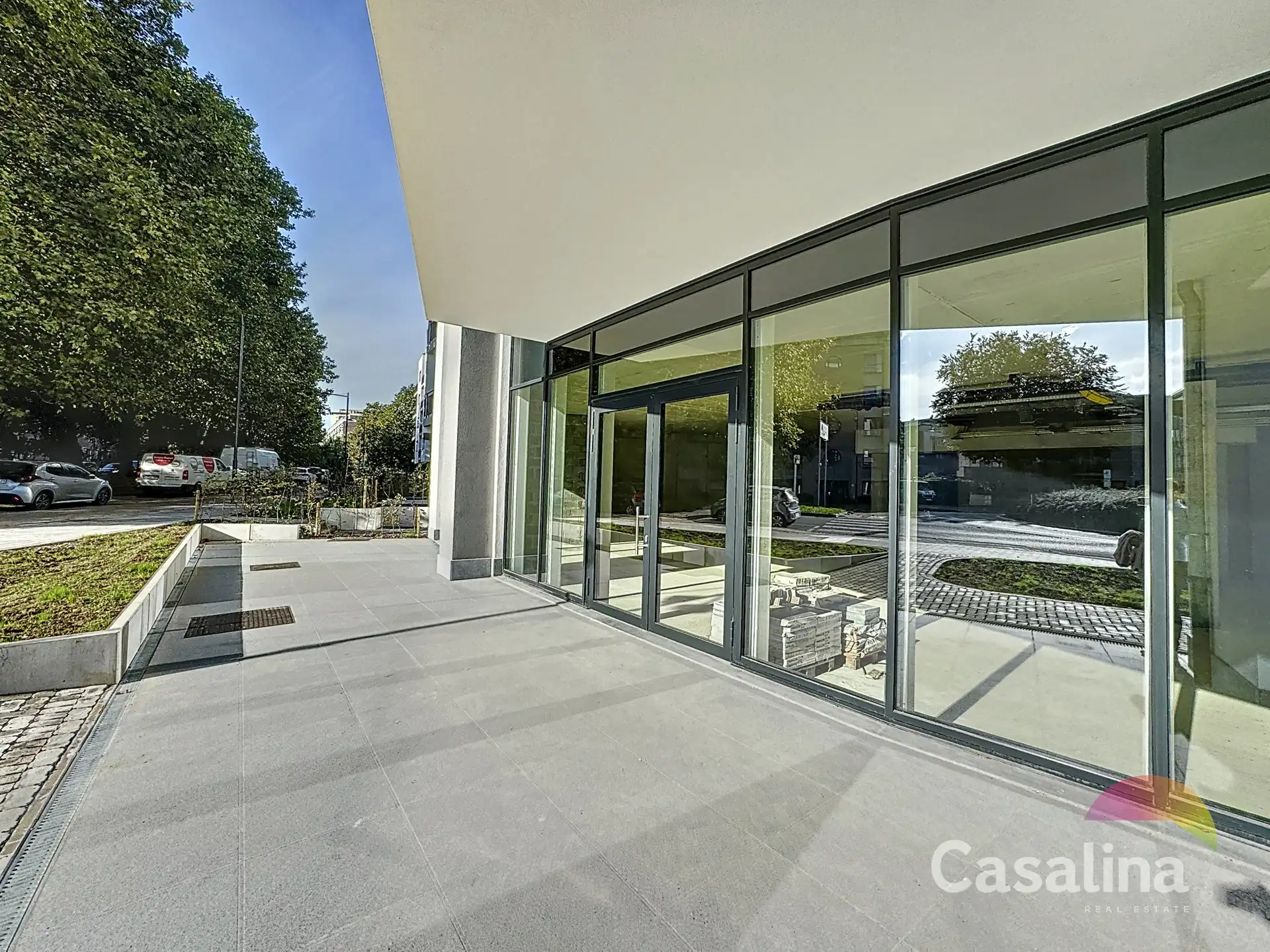 Handelsgelijkvloers te huur in een nieuwbouwproject foto 15