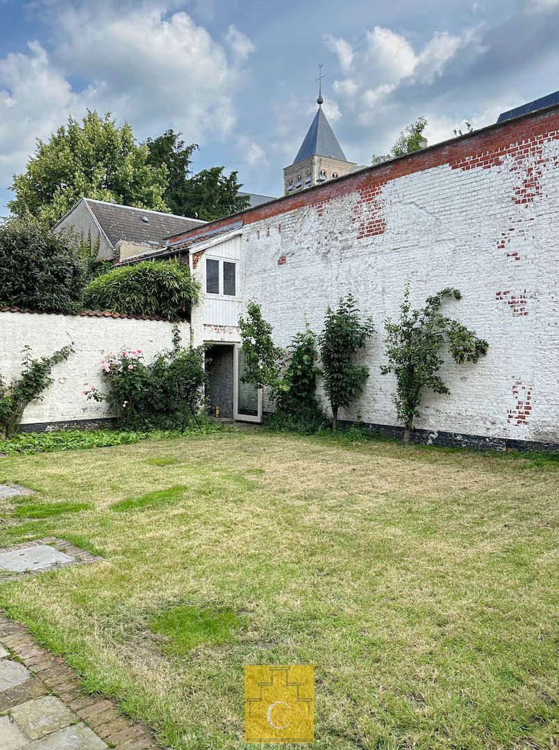 Breedhuis op een schilderachtige en stille ligging in het hart van de binnenstad, met flinke garage en grote stadstuin foto 22