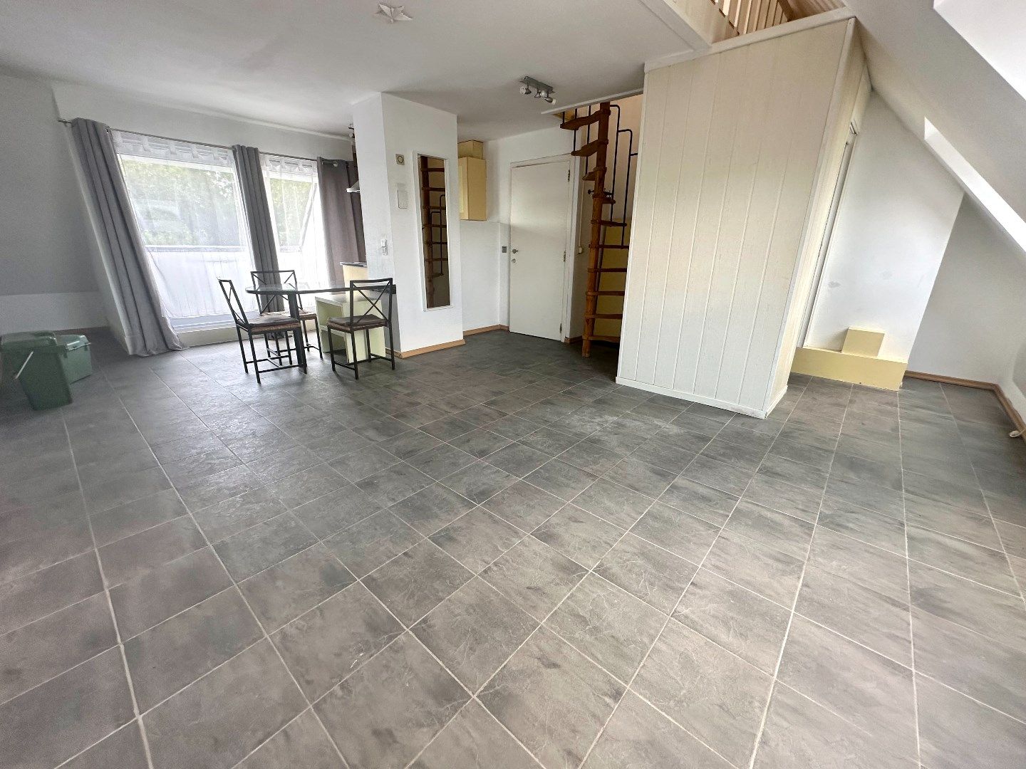 Gezellig duplex-appartement met terras en autostandplaats in rustige wijk te Hasselt foto 2