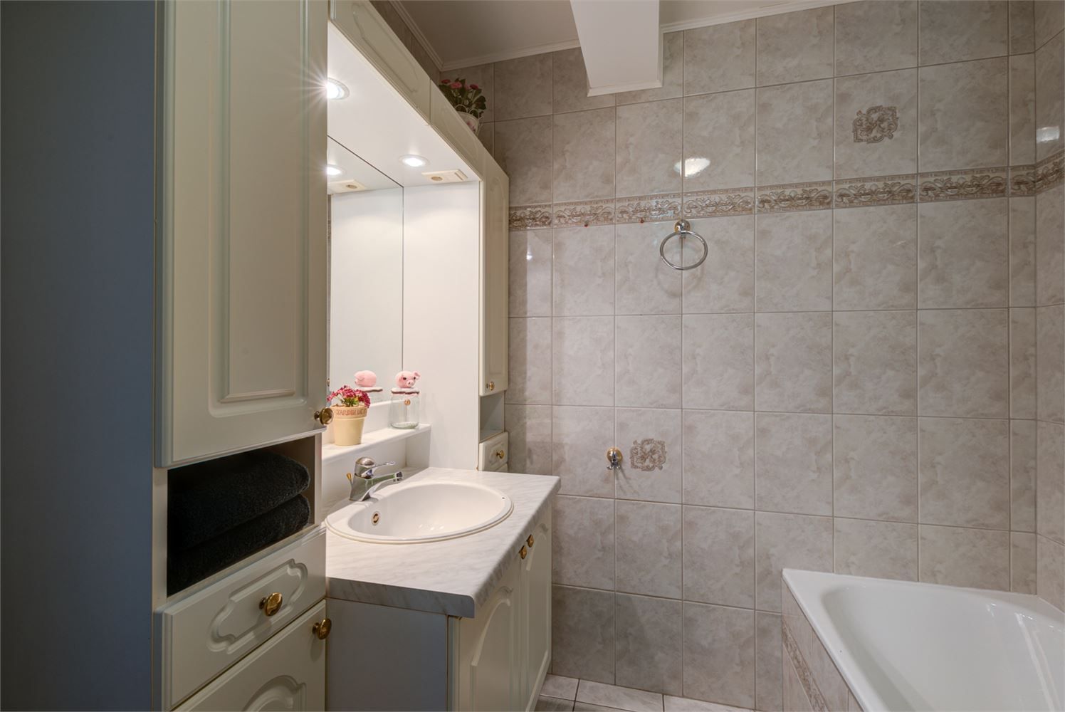 INSTAPKLAAR APPARTEMENT MET 2 SLAAPKAMERS EN GARAGE TE OPGRIMBIE foto 9