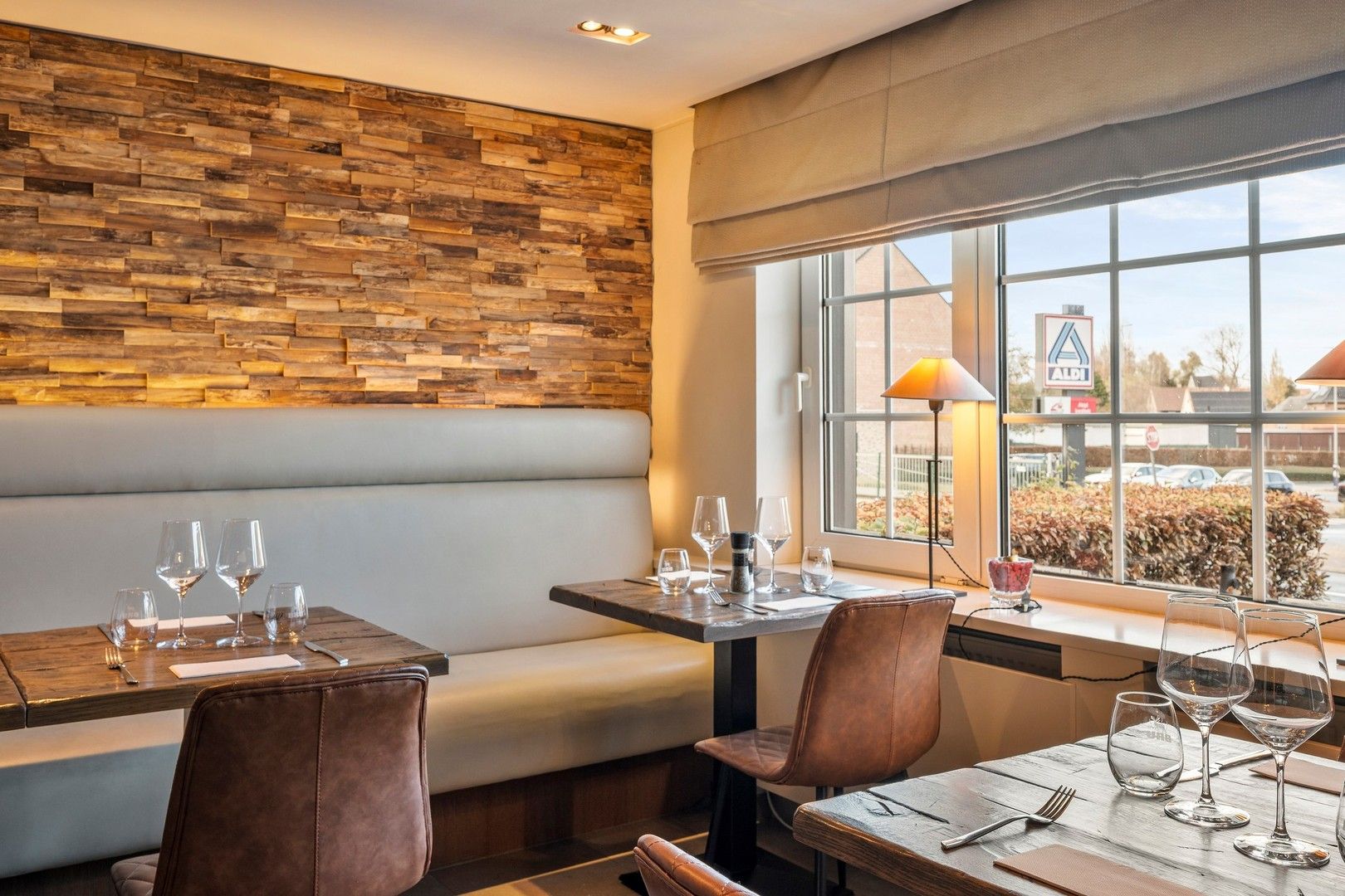 Gebouw waar het gezellige restaurant "De Vondel" is ondergebracht met woonst en voldoende parking op eigen terrein foto 3