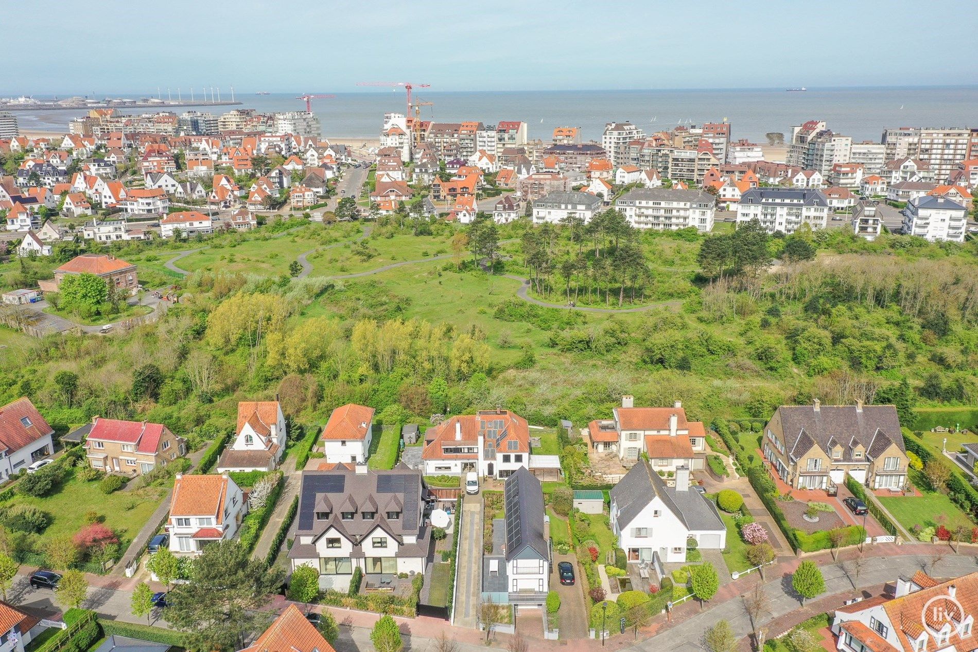 Luxueus afgewerkte nieuwbouwvilla bevindt zich nabij Park 58 en op wandelafstand van het strand en de Zeedijk. foto 44