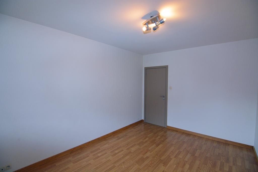 Gelijkvloers appartement met 2 slpk, terras en garage. foto 11