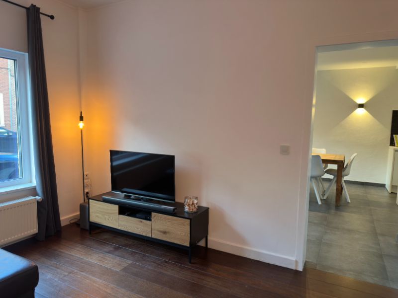Recent gerenoveerde woning met ruime garage foto 7