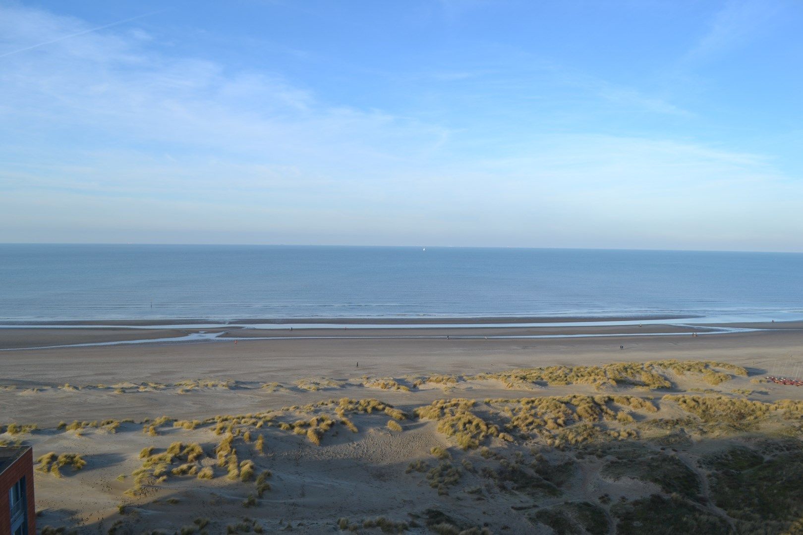 Uitzonderlijk zonnig appartement met uniek zeezicht te Oostduinkerke. foto 2