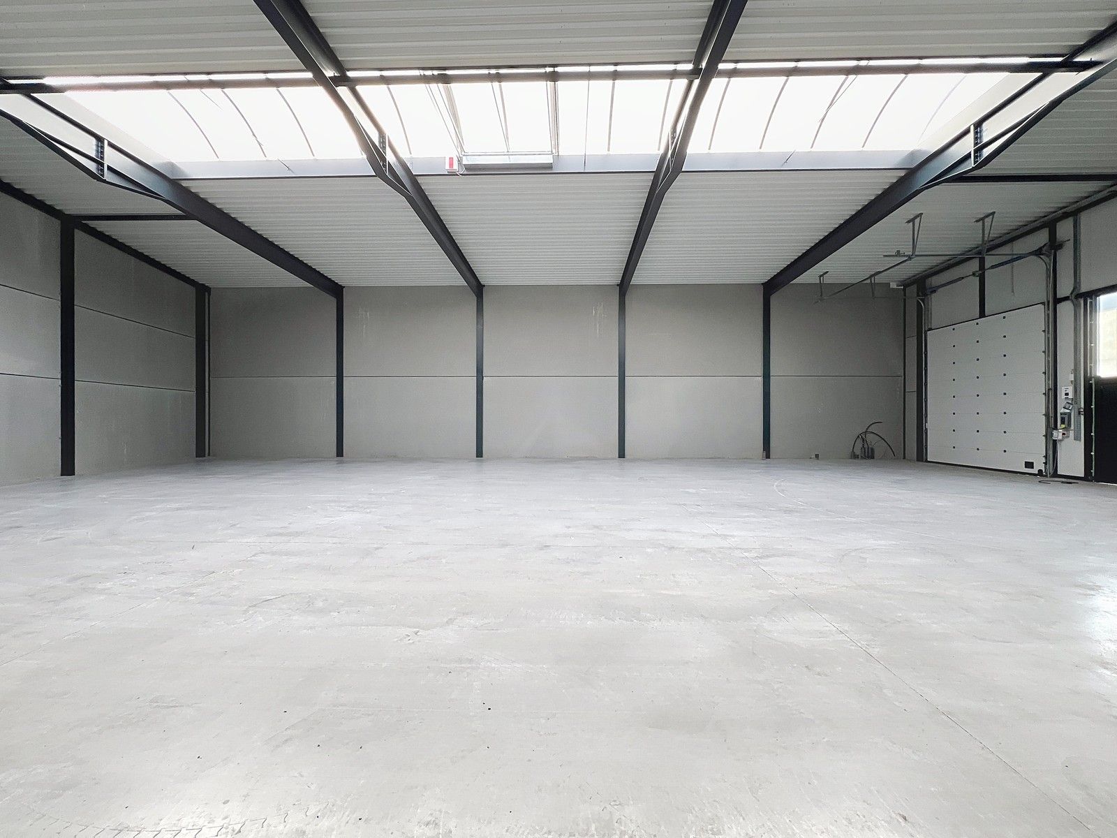 Nieuwbouw KMO-unit (457m²) met 2 hoge sectionaalpoorten en 3 private parkeerplaatsen op "Clarysse Business Park" te PITTEM! foto 10