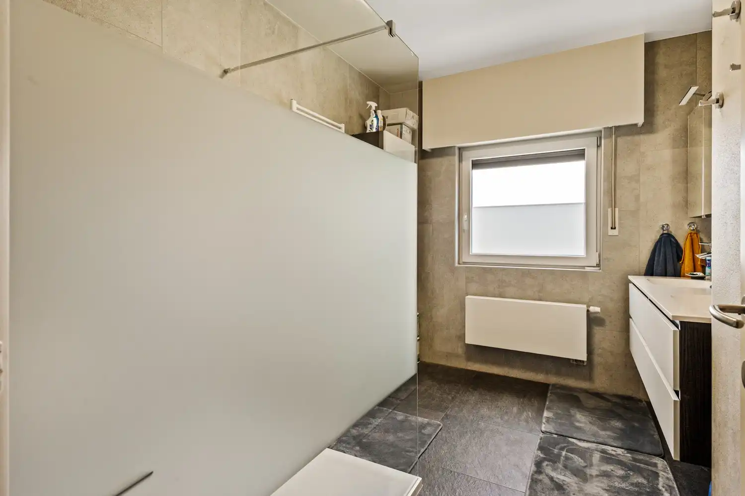 Ruime woning met 3 slaapkamers, inpandige garage en zonnige tuin in Borsbeek! foto 11