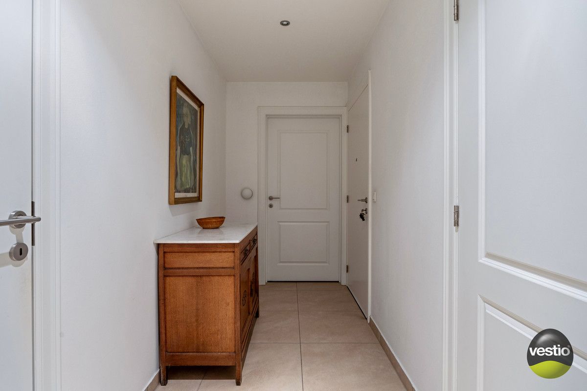 OPBRENGSTEIGENDOM VAN VERHUURD GELIJKVLOERS APPARTMENT MET 1 SLP NABIJ CENTRUM HOESELT. foto 4