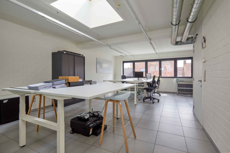 Roeselare-centrum. Trendy kantoorruimte met diensten te huur vanaf 1 persoon op een uistekende locatie. Voor starters of tijdelijke verhuis. foto 3