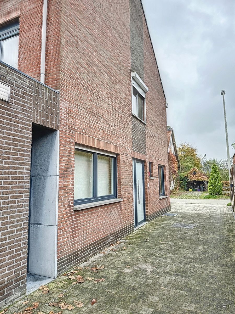 Halfopen bebouwing in doodlopende straat vlakbij groengebied "De Reukens" foto 45