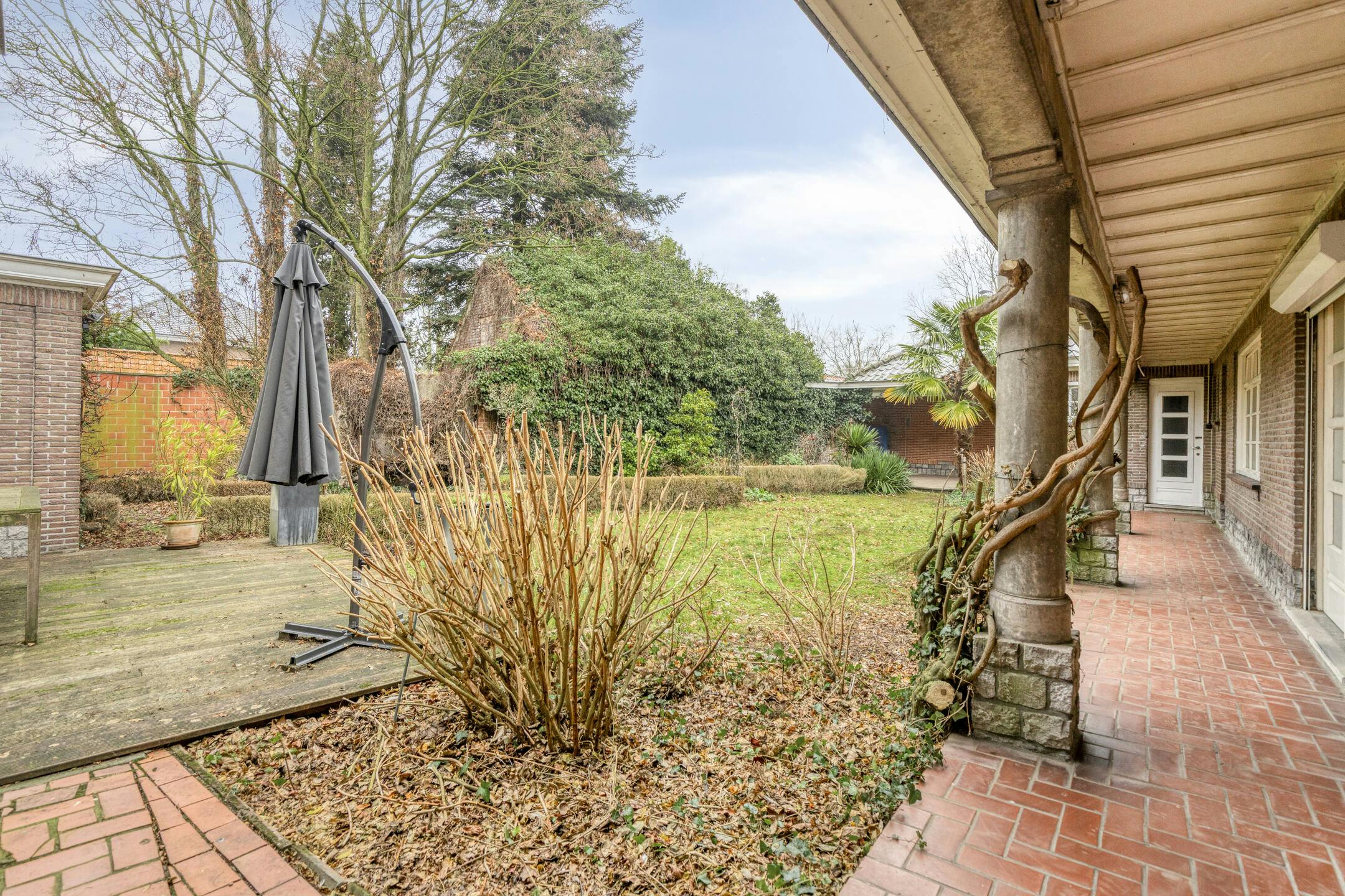 Riante villa met praktijkruimte foto 17