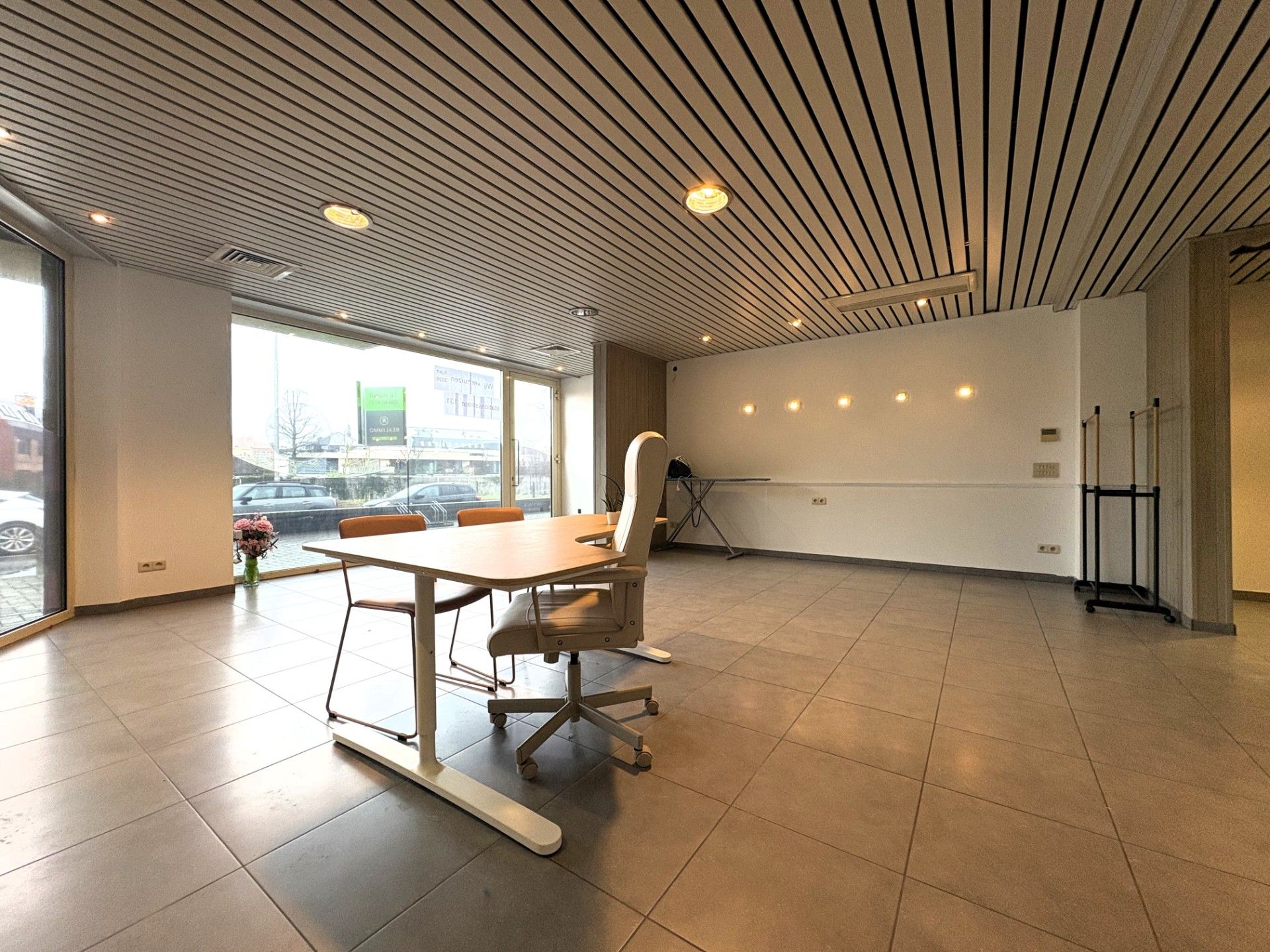 Polyvalent handelspand/kantoorruimte op topligging in centrum Waregem foto 4