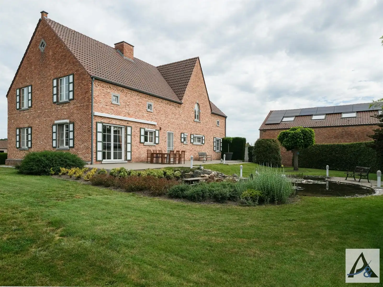 Exclusieve villa met ruime loods in hartje Munsterbilzen foto 5