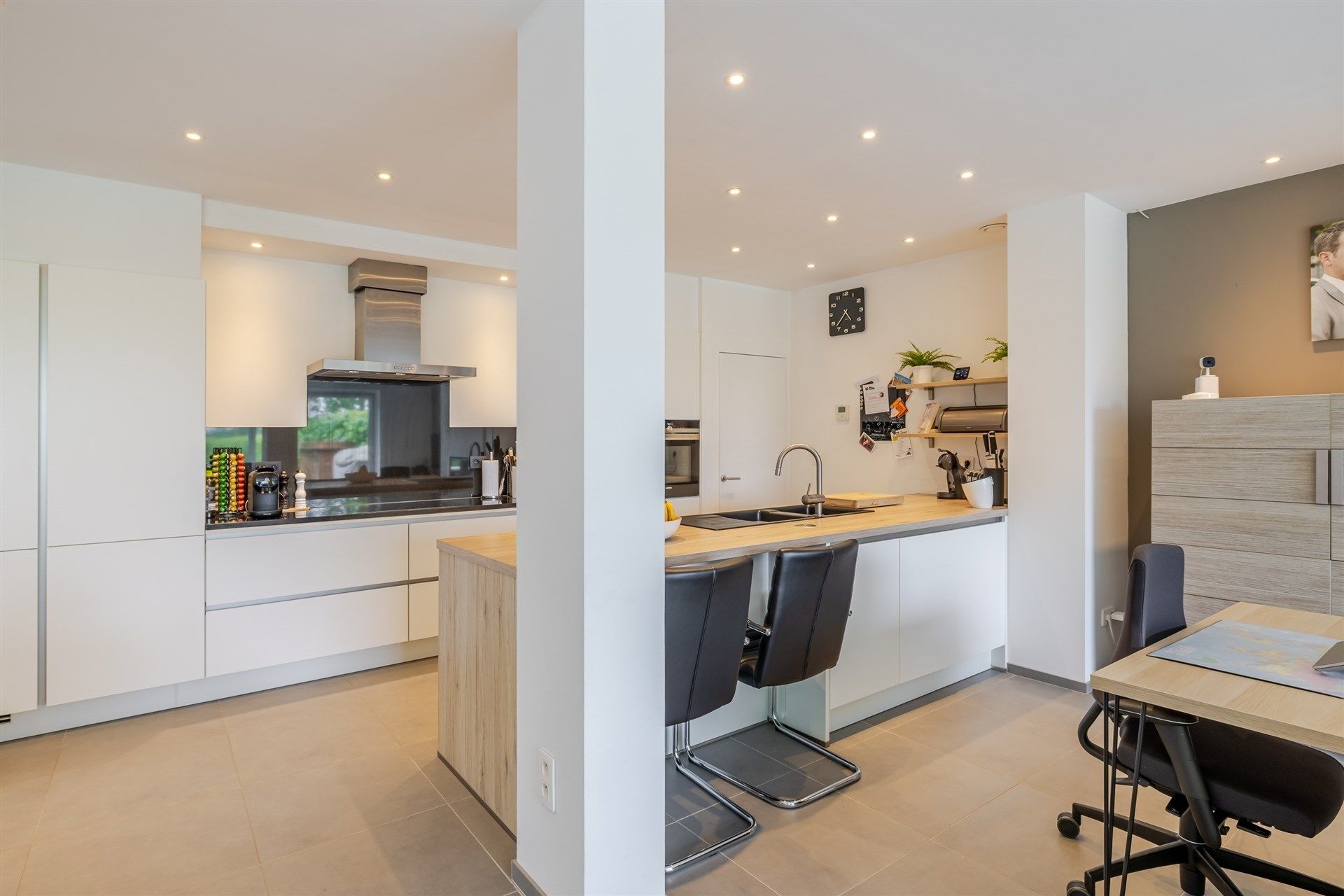Bemeubelde ruime energiezuinige woning met grote tuin. foto 7