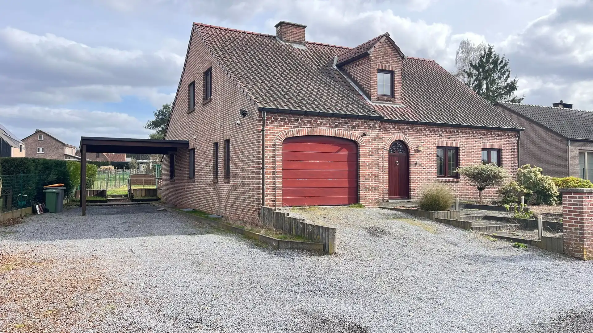 Vrijstaande woning met tuin en inpandige garage foto 2