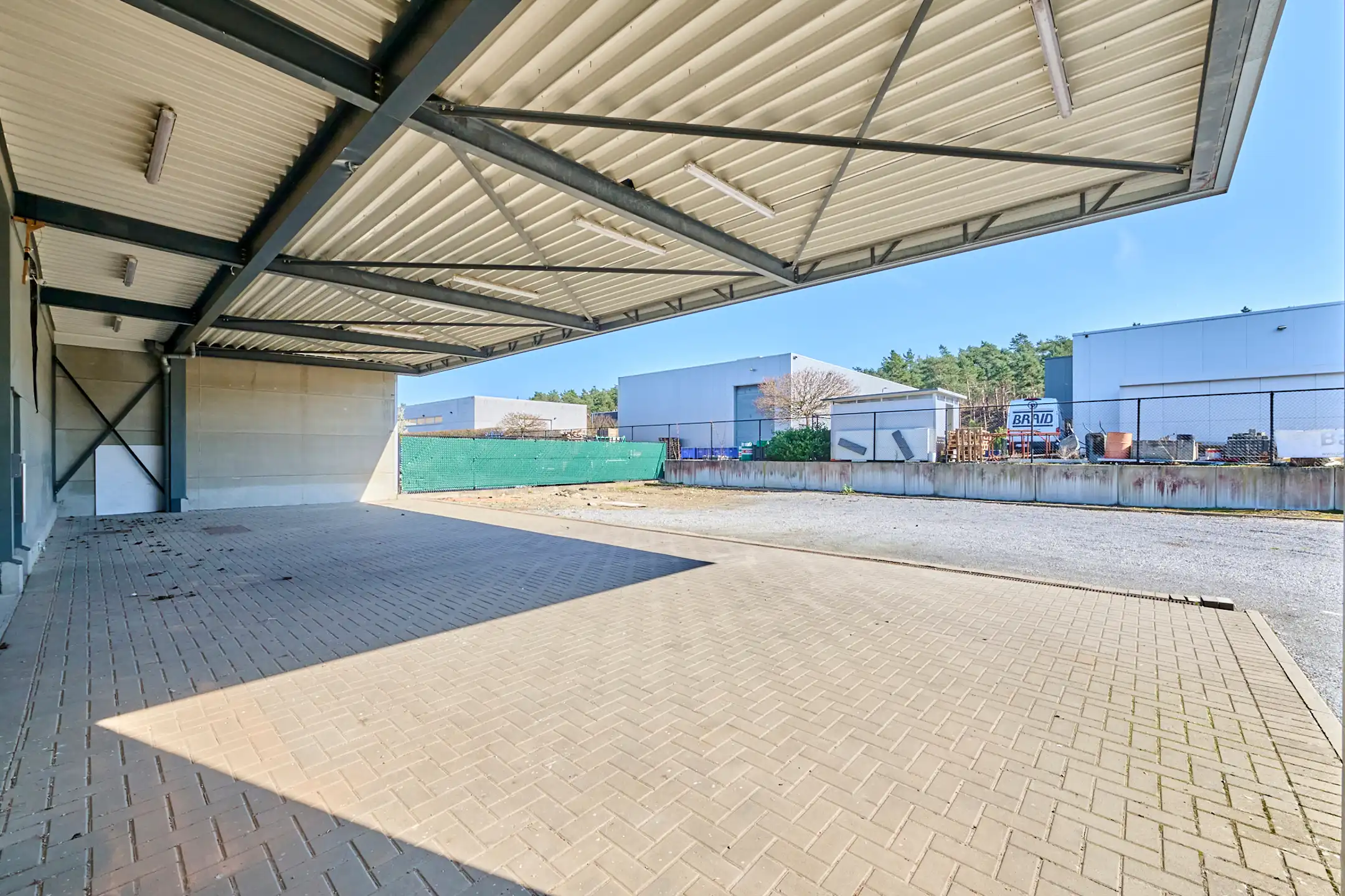BEDRIJFSGEBOUW MET APPARTEMENT EN BUITENTERREIN foto 6