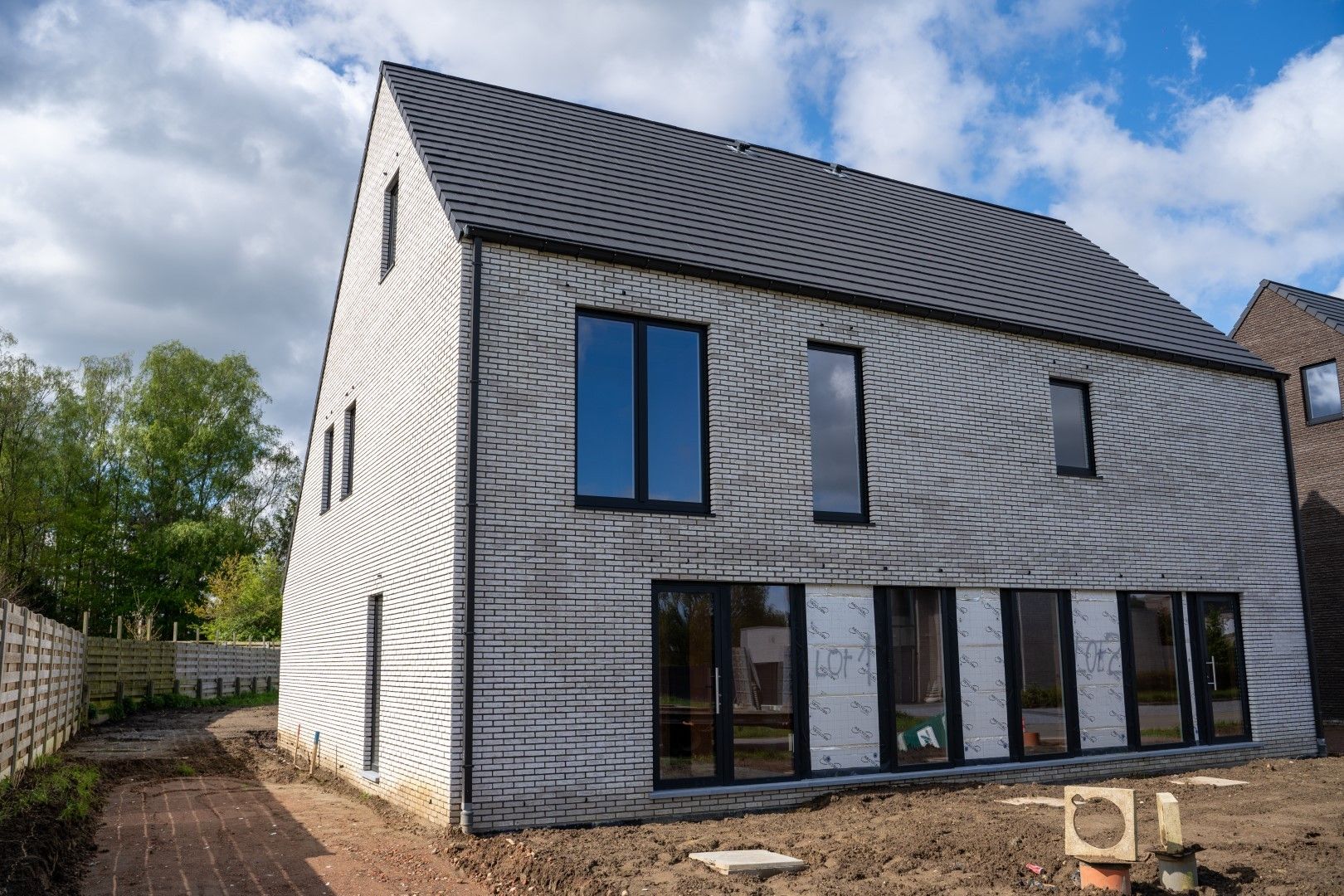 Ruime casco-nieuwbouwwoning met zuid gerichte tuin foto {{pictureIndex}}