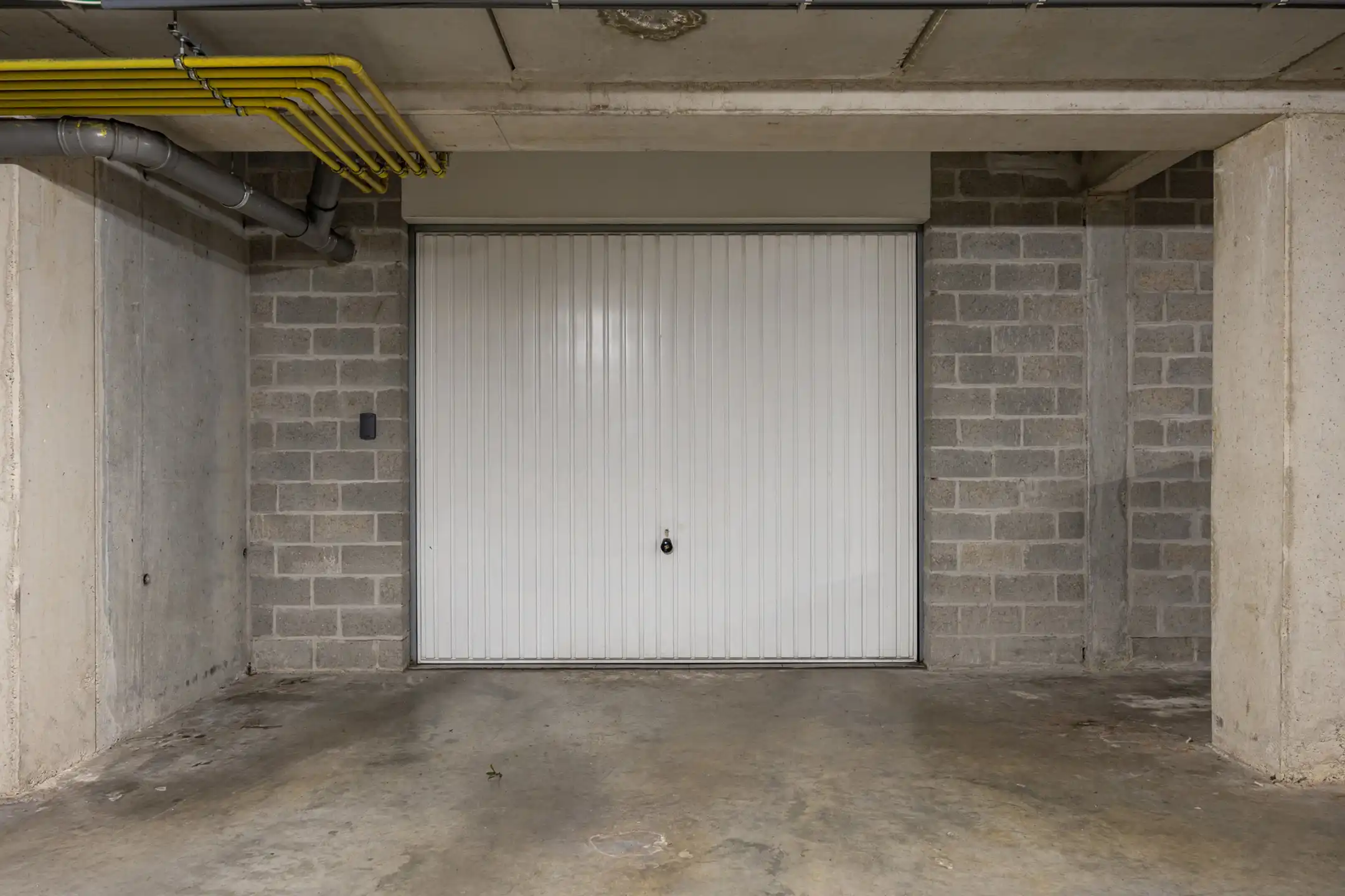 Centraal gelegen 2 slpk app met terras en ruime garagebox. foto 15