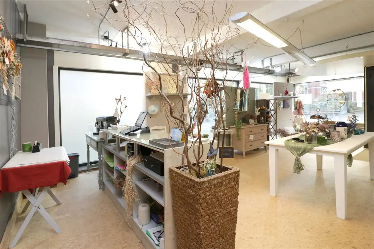 handelszaak met hoge zichtbaarheid en mooie etalage  foto 26