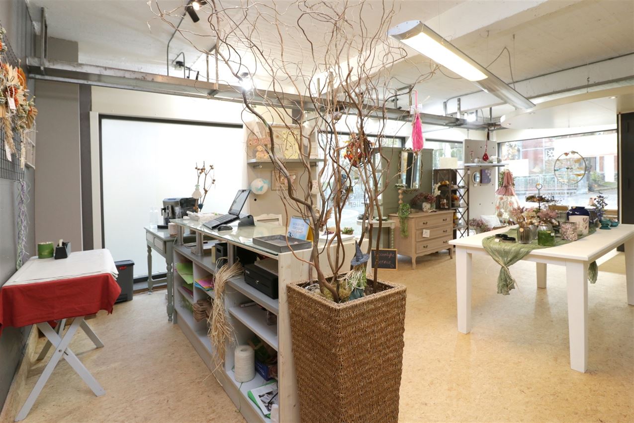 handelszaak met hoge zichtbaarheid en mooie etalage  foto 26