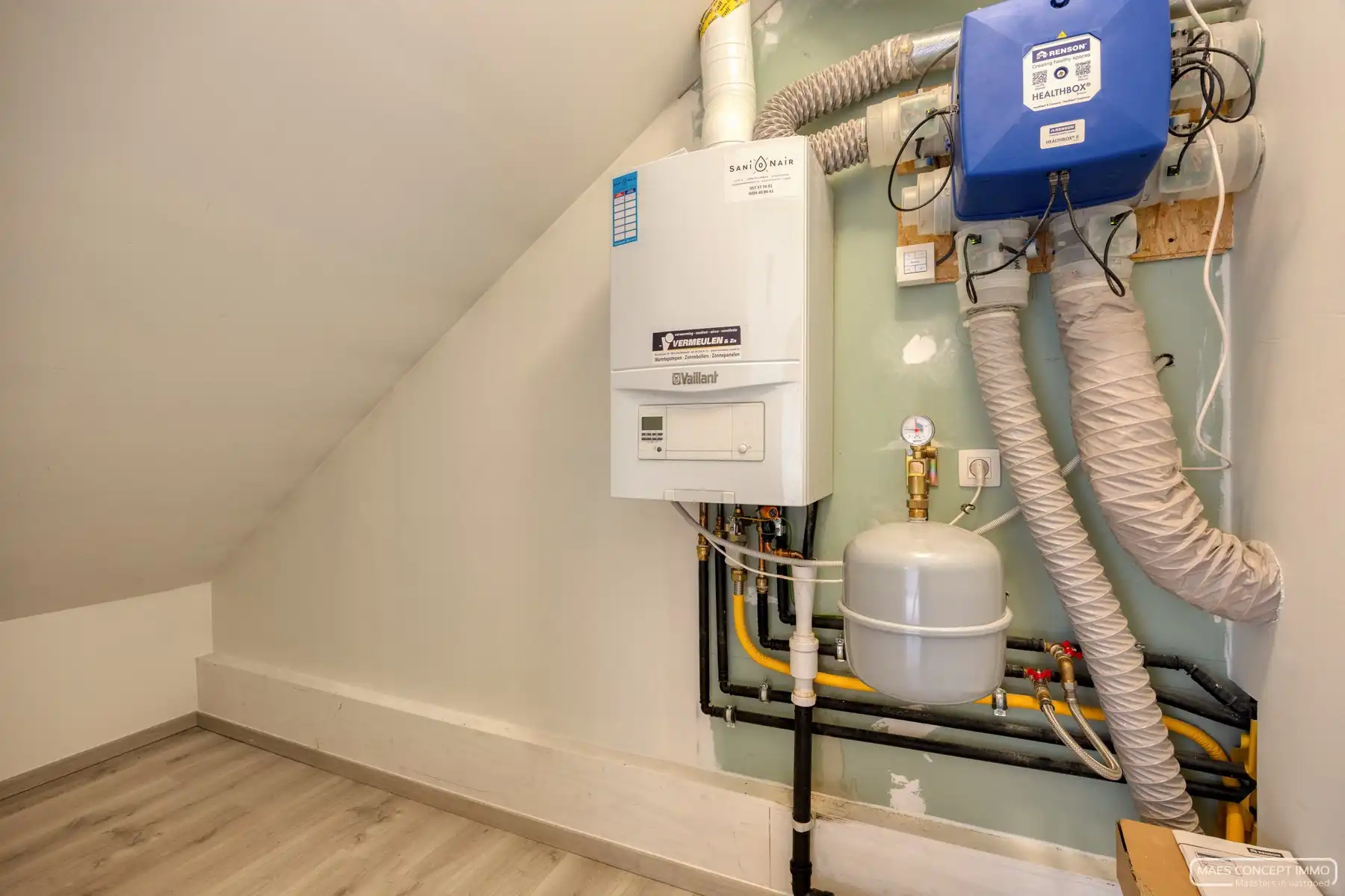 Instapklare, gerenoveerde woning met ruime garage in hartje Kortrijk foto 16