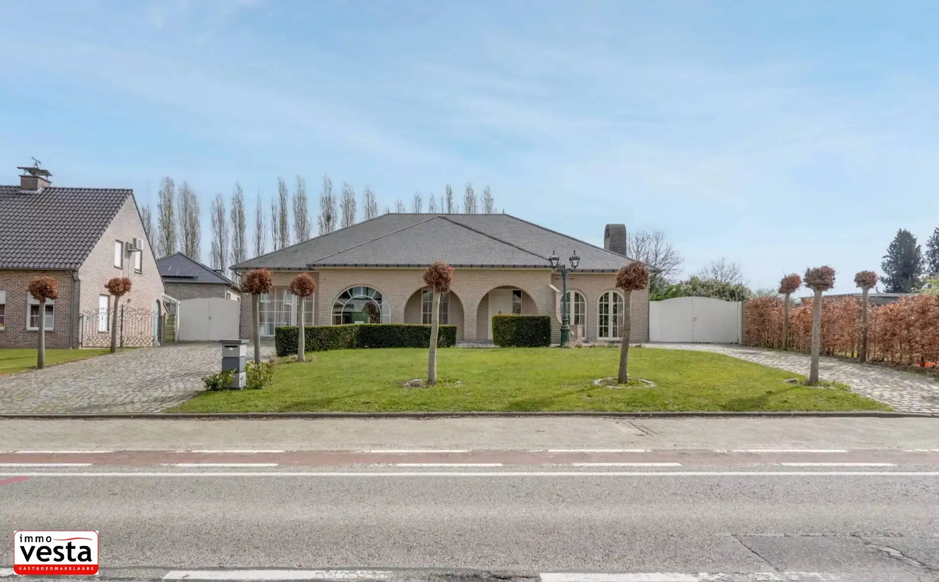 Hoofdfoto van de publicatie: Ruime villa op een goede locatie