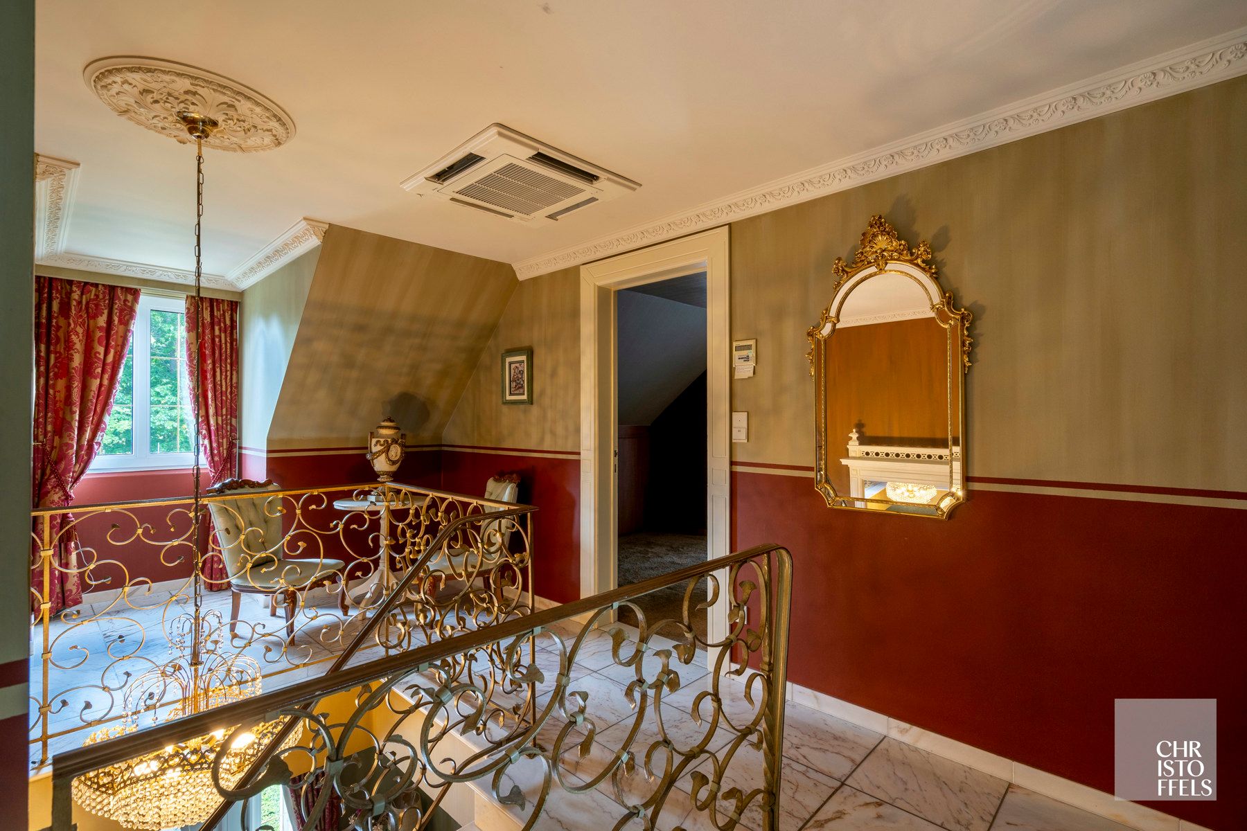 Karakteristieke villa met praktijkruimte en buitenzwembad op zuidgericht perceel van 1.565 m² foto 14