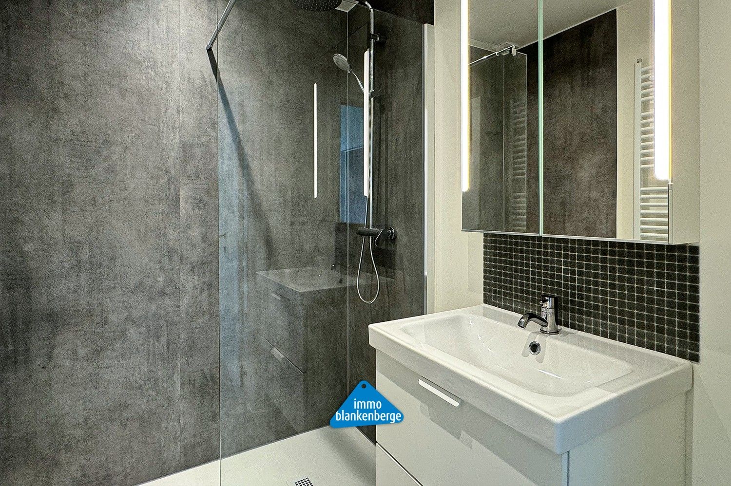 Modern Gerenoveerd Appartement met 2 Slaapkamers foto 17