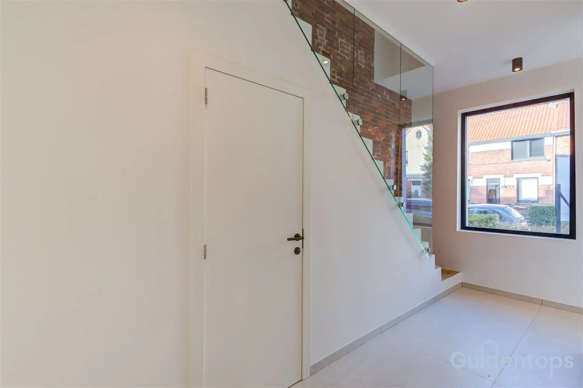 knappe, vernieuwde gezinswoning met tuin in hartje Berchem foto 4