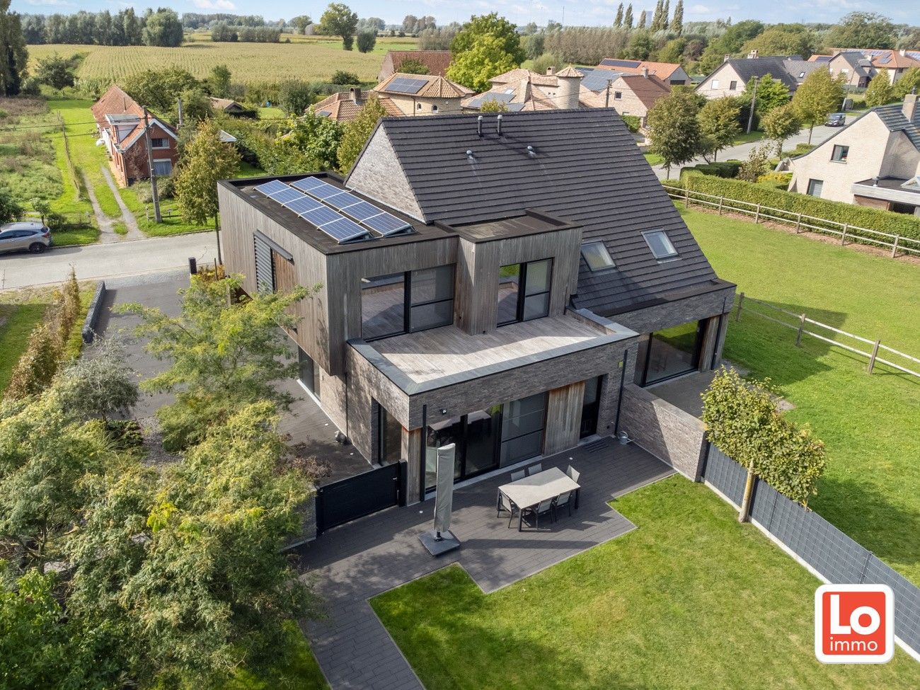 VERKOCHT!! Moderne energiezuinige halfopen bebouwing met twee overdekte autostaanplaatsen én open zicht op een landelijke locatie in Zaffelare. foto 4