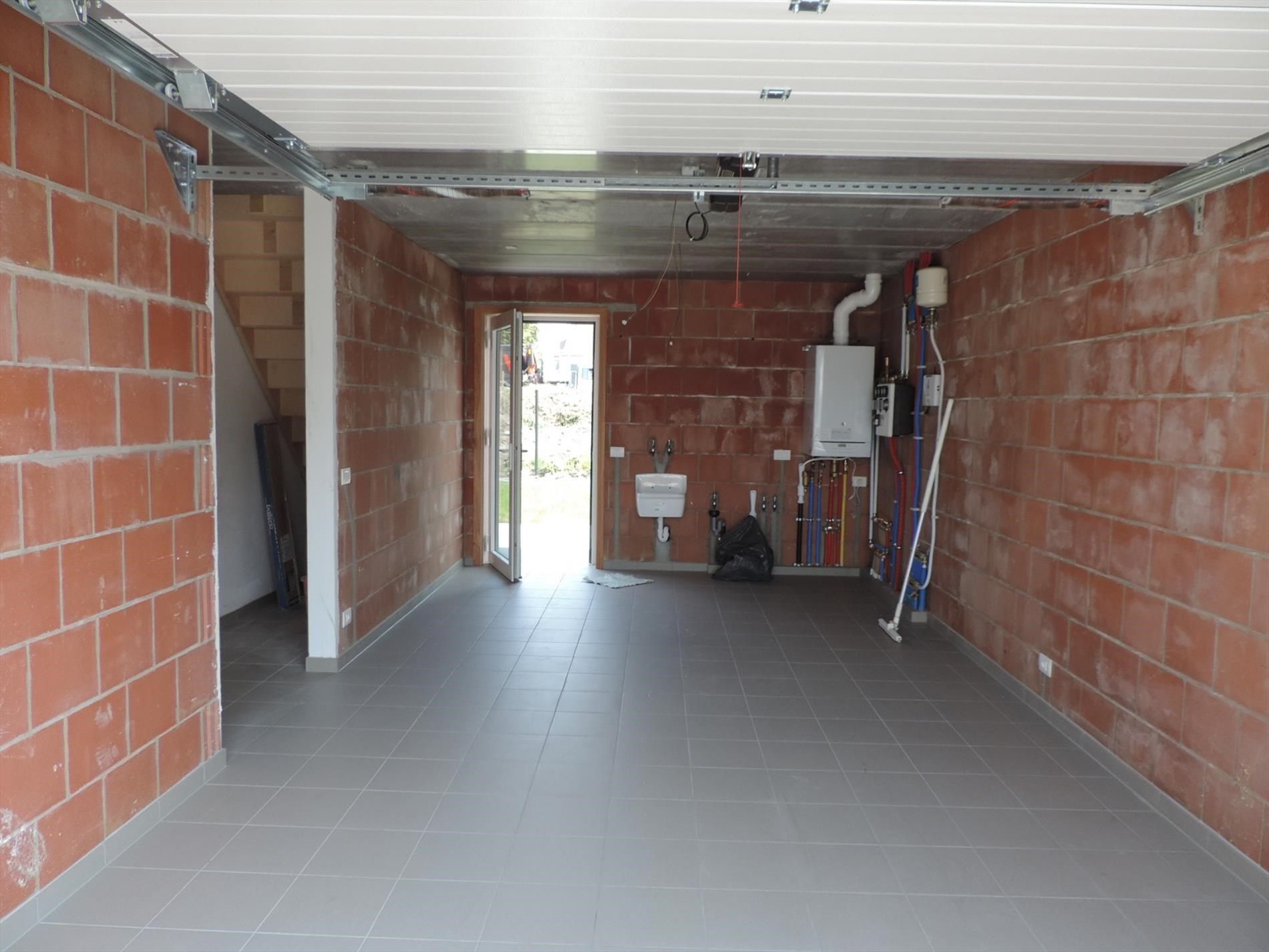 Recente woning met  3 slaapkamers, tuin en garage foto 10