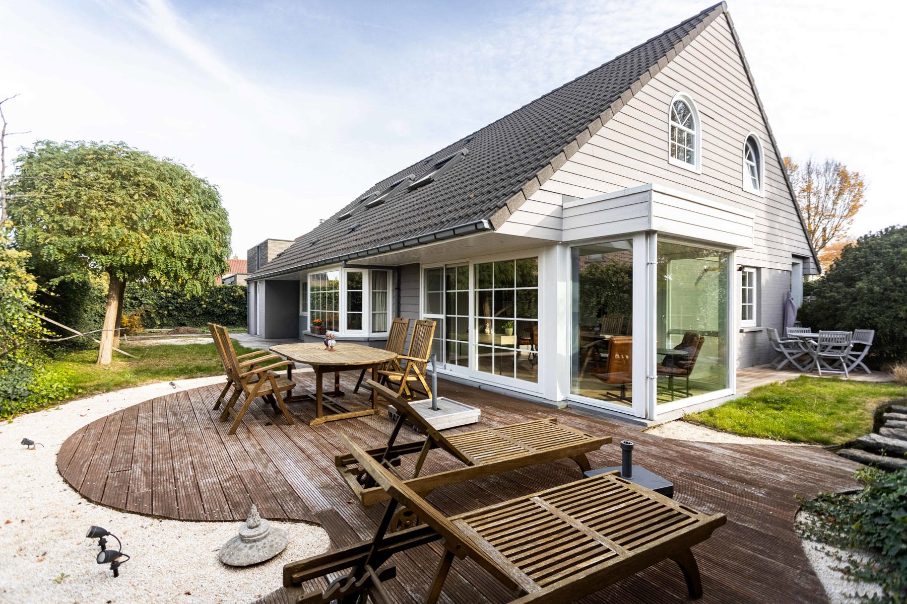 Gezinswoning met praktijkruimte in een rustige wijk foto {{pictureIndex}}