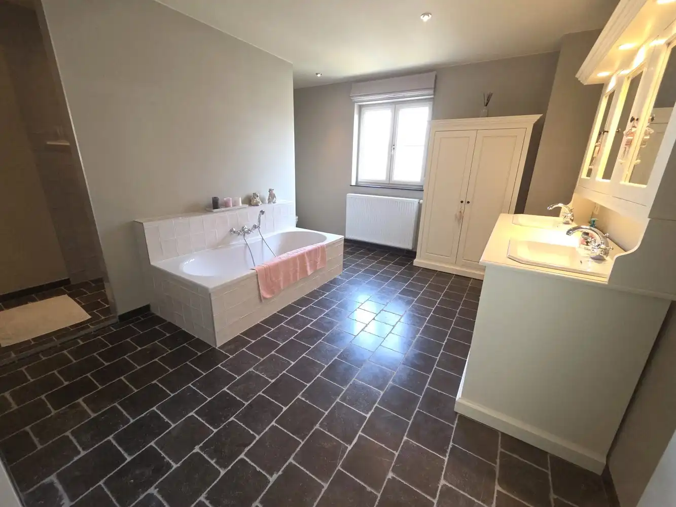 Prachtige villa woning, 5 slaapkamers, 2 badkamers in een zeer rustige straat gelegen foto 9