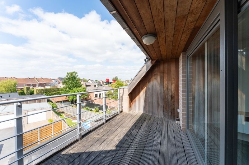 Roeselare-stadskern. Recent en prachtig tweeslaapkamerappartement gelegen op de 2de verdieping. Kleine residentie. Op wandelafstand van alles. Unieke vergezichten ! foto {{pictureIndex}}
