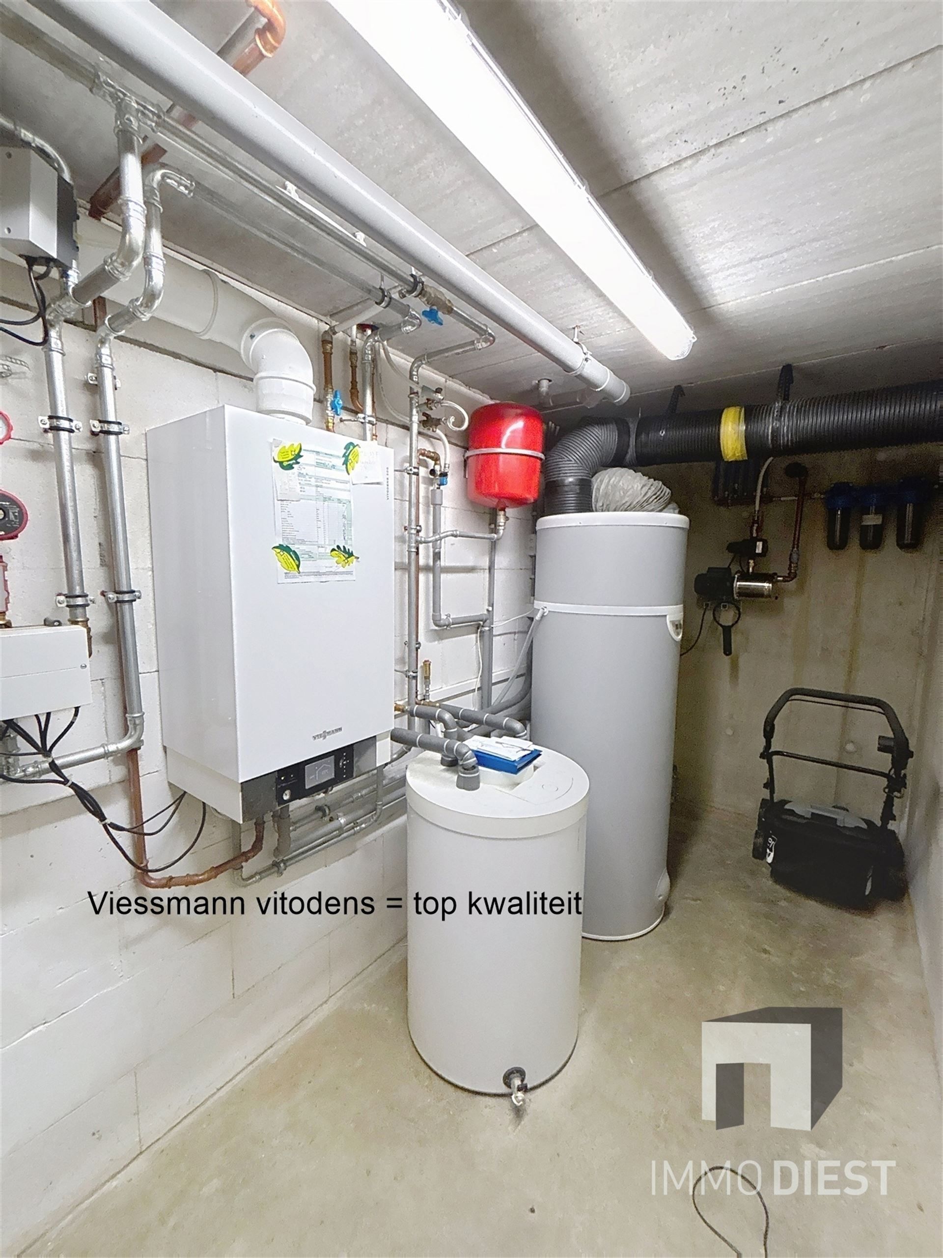 Moderne en strakke villa met veel lichtinval foto 36