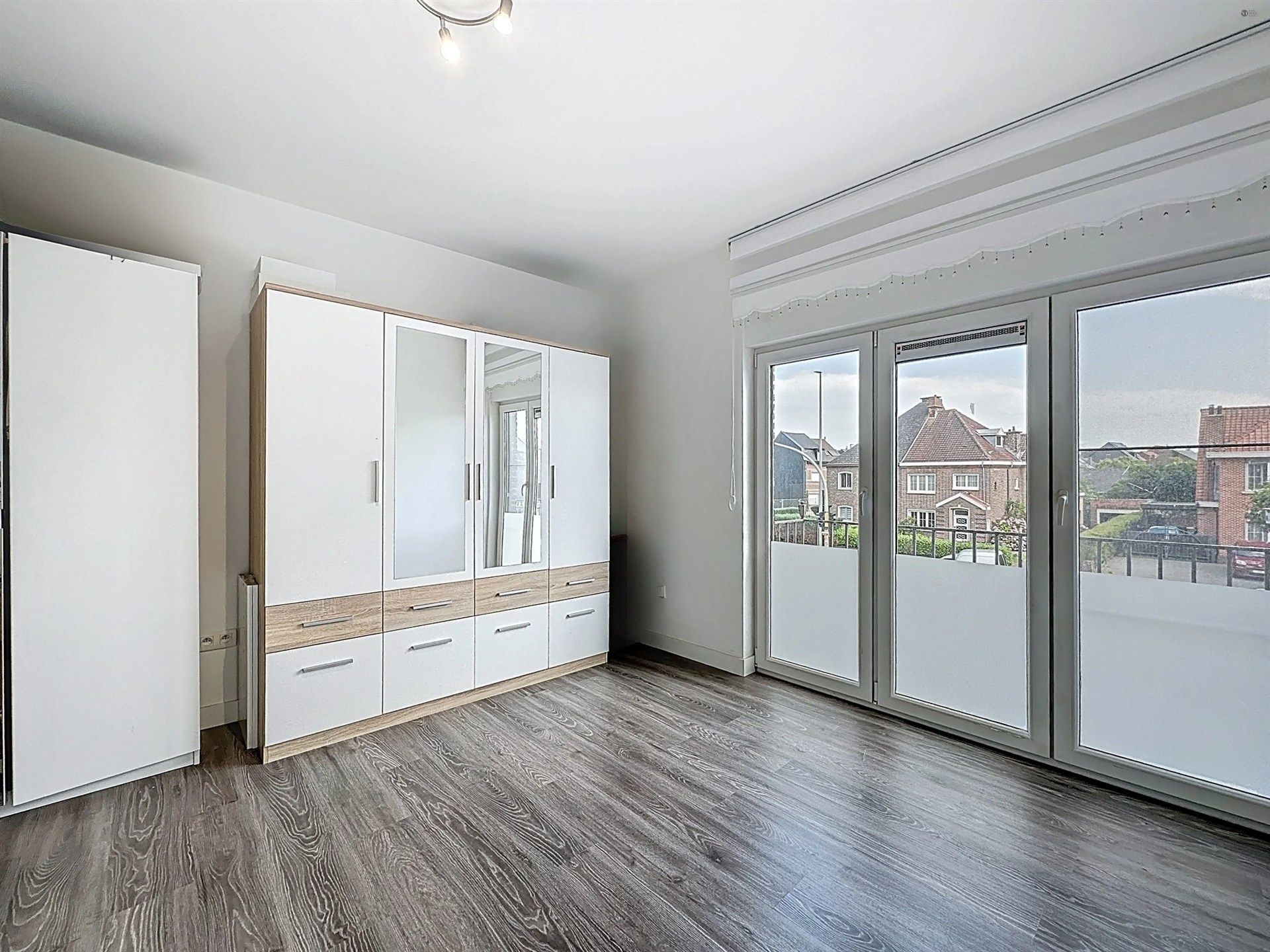 Instapklare halfopen bebouwing met 4 slaapkamers en ruime oprit! foto 11