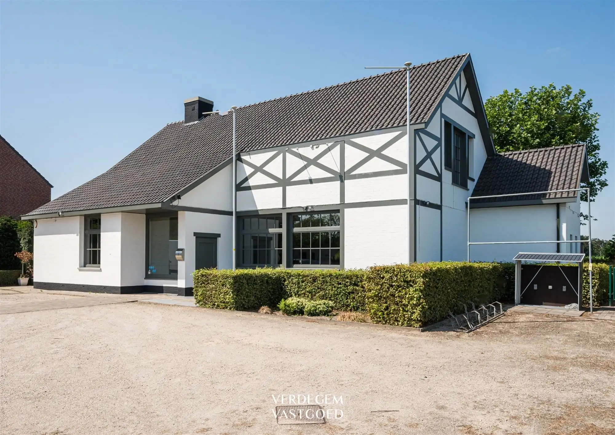 Uiterst commercieel gelegen handelspand met woonst voor horeca of kantoren foto 28