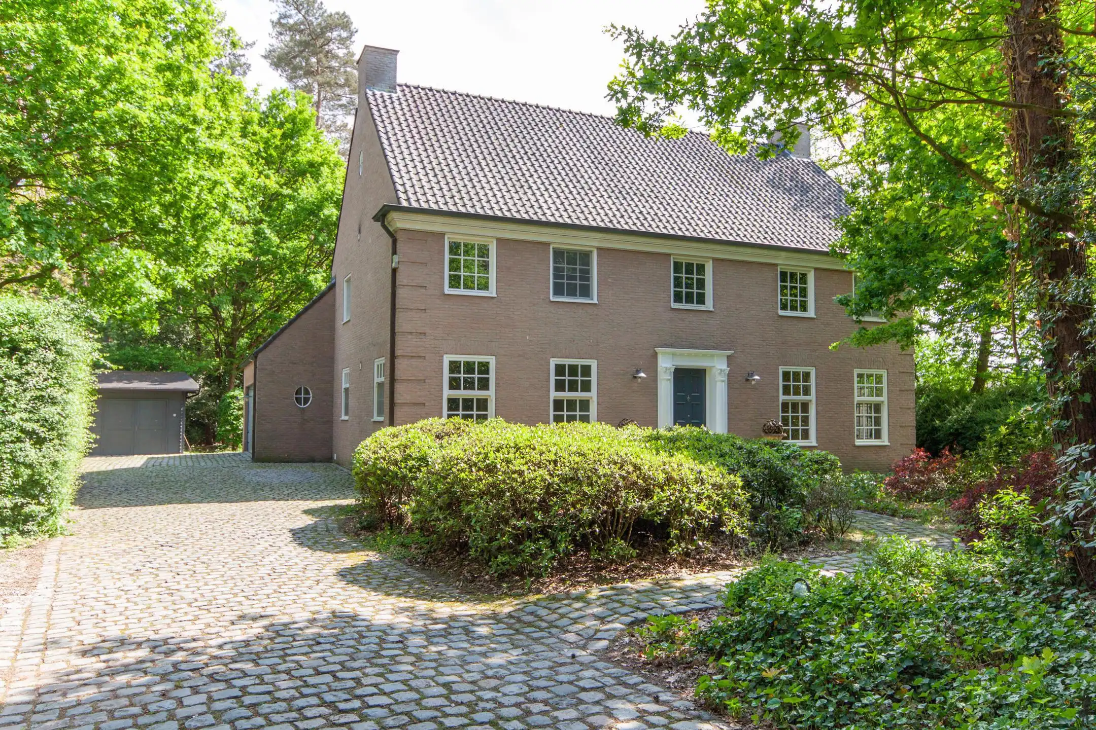 Ruime villa nabij centrum Zandhoven. foto {{pictureIndex}}
