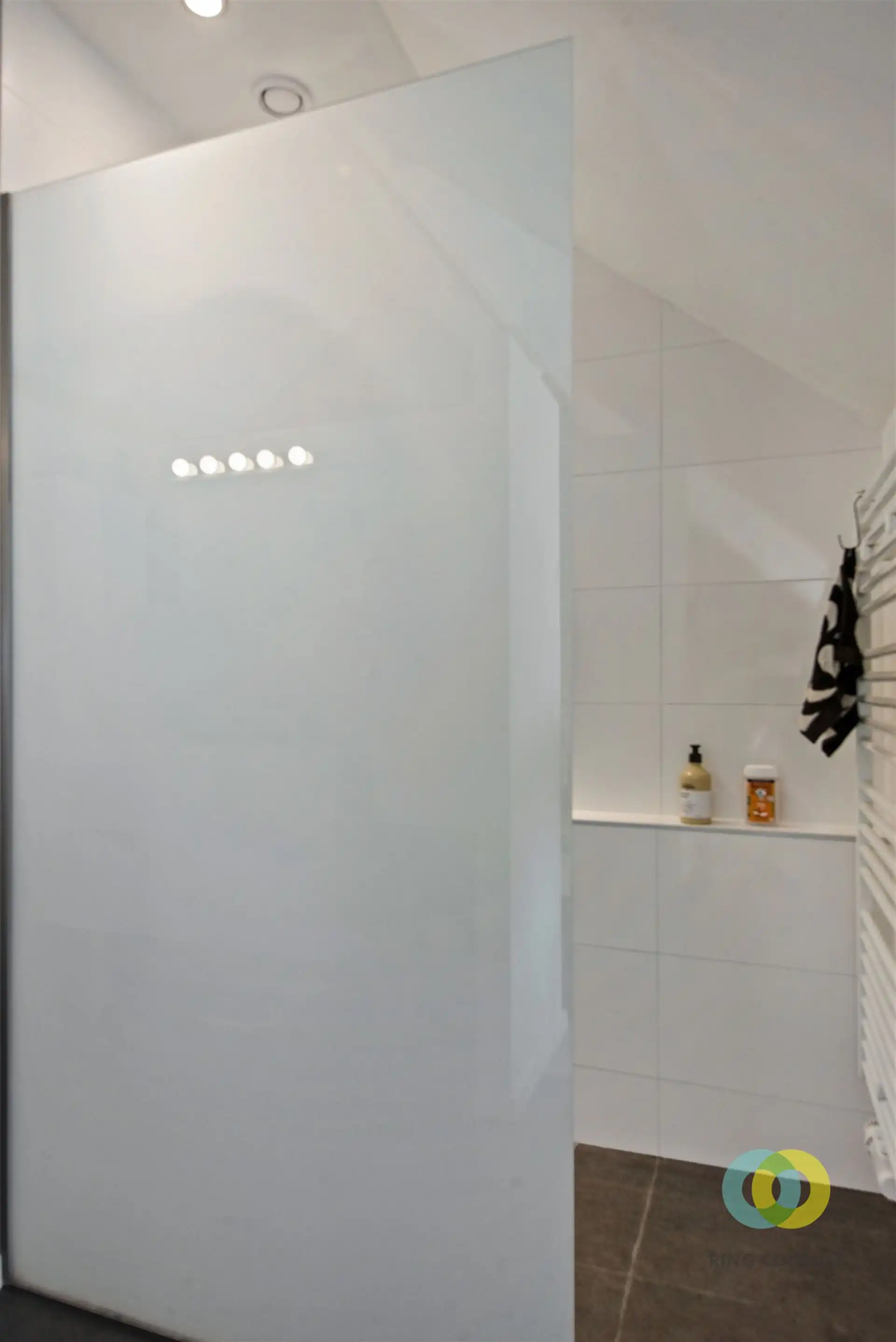 Instapklare gerenoveerde woning met 4 slaapkamers en tuin foto 22