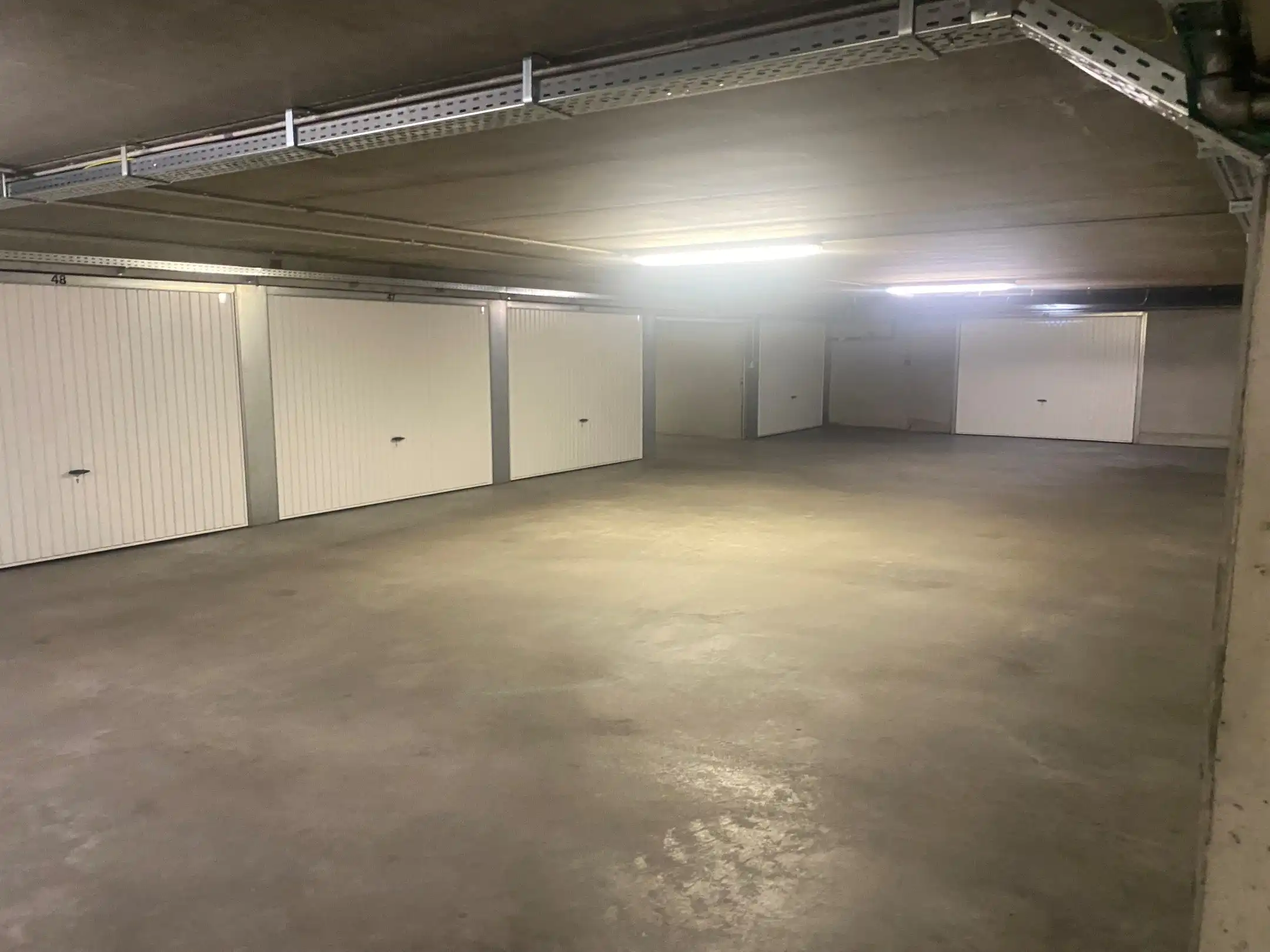 Ruime garagebox (niveau -1 , 8m90 diep) gelegen in de Gasmeterstraat foto 8