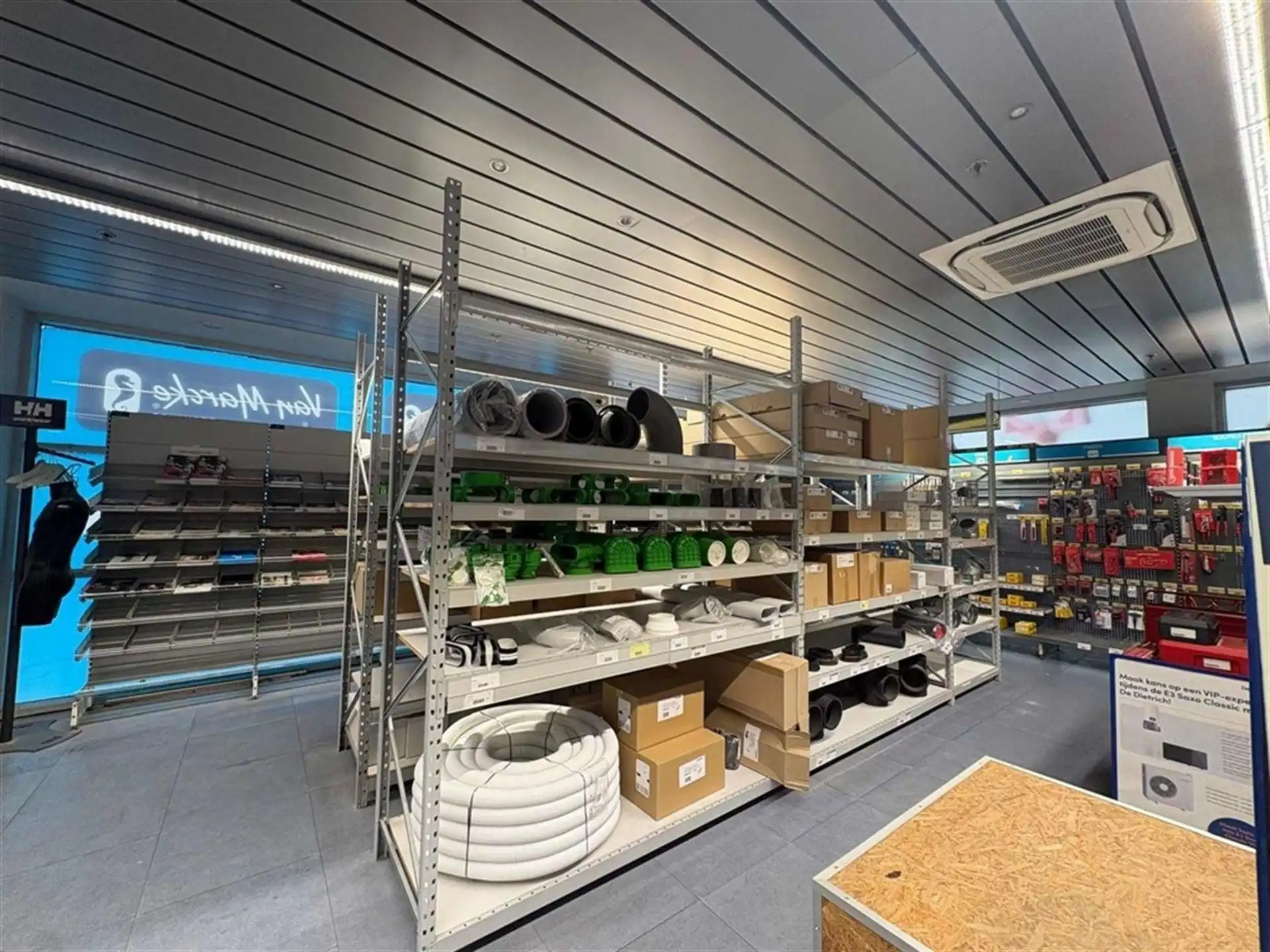 Showroom met magazijn en kantoren in Wijnegem foto 8